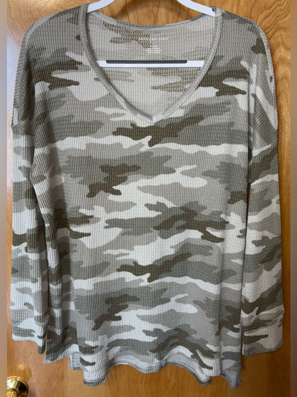 American Eagle green camouflage print textured waffle knit v-neck top Medium